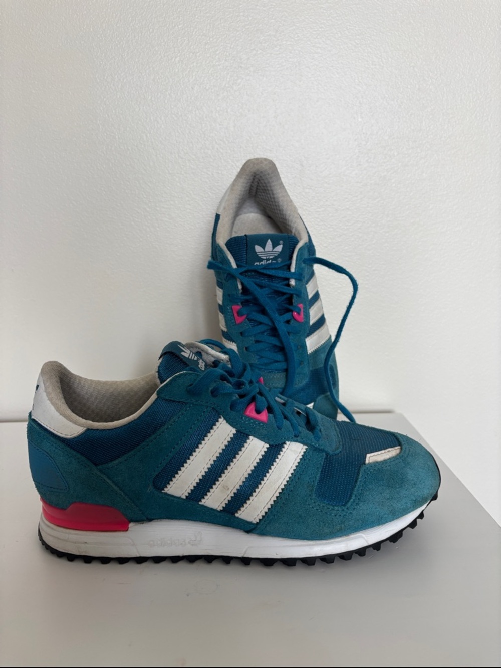 adidas ZX 700 - Teal and White Vintage-Inspired Sneakers with Pink Accent